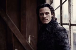 Herec Luke Evans v podvazcích a korzetu! Jeho dram...